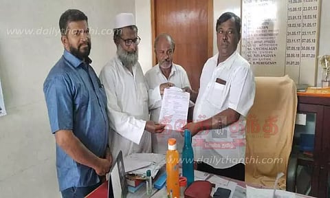 ரெயில்வே கேட்டில் ரப்பர் ஷீட் அமைக்கக்கோரி மனு