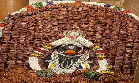 எட்டெழுத்து பெருமாள் கோவிலில் ஆஞ்சநேயருக்கு வடை மாலை