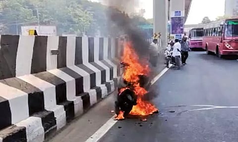 கத்திப்பாரா மேம்பாலத்தில் மோட்டார் சைக்கிள் தீப்பிடித்து எரிந்ததால் பரபரப்பு