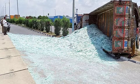 குன்றத்தூர் அருகே கண்ணாடி ஏற்றி வந்த லாரி கவிழ்ந்ததால் வாகன ஓட்டிகள் அவதி