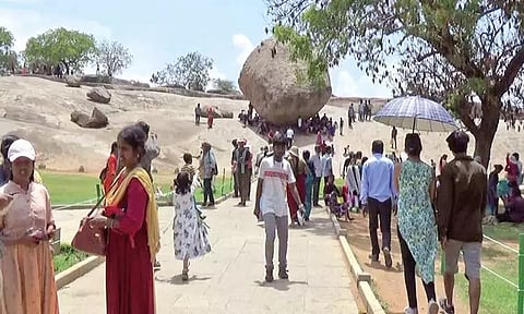 கோடை விடுமுறையையொட்டி மாமல்லபுரத்தில் குவிந்த சுற்றுலா பயணிகள்