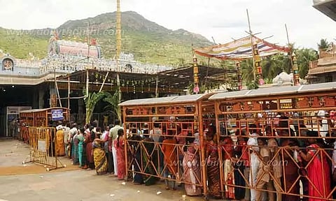 அருணாசலேஸ்வரர் கோவிலில் பக்தர்கள் கூட்டம் அலைமோதியது