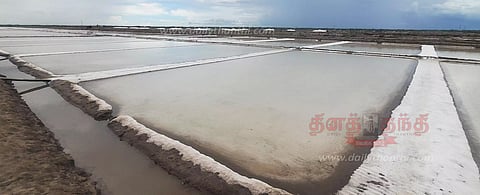 கோடை மழையால் உப்பு உற்பத்தி பாதிப்பு