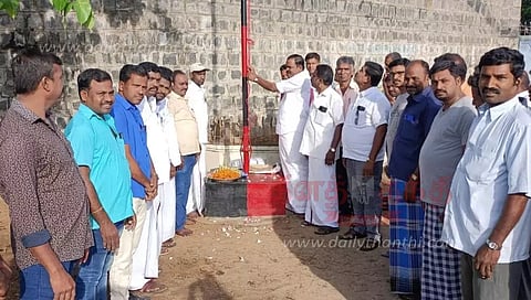 தர்மபுரியில் தொழிற்சங்கங்கள் சார்பில்மே தின விழா கொண்டாட்டம்கொடியேற்றி இனிப்பு வழங்கப்பட்டது