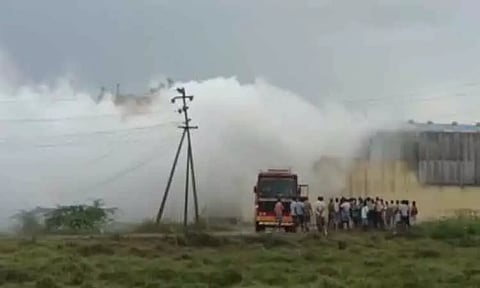 செங்குன்றம் அருகே ரசாயன கிடங்கில் இருந்து நச்சுப்புகை வெளியேற்றம் - கண் எரிச்சல், மூச்சுத்திணறல் ஏற்பட்டதால் பரபரப்பு