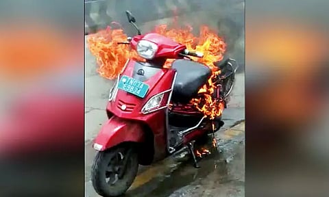 சாலையில் சென்ற மின்சார ஸ்கூட்டர் திடீர் தீ விபத்து