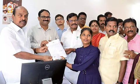 திருத்தணியில் இ-சேவை மையம் திறப்பு - அமைச்சர் தொடங்கி வைத்தார்