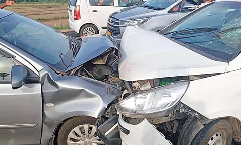 கனகம்மாசத்திரம் அருகே விபத்து - கார்கள் நேருக்கு நேர் மோதல்; 9 பேர் படுகாயம்