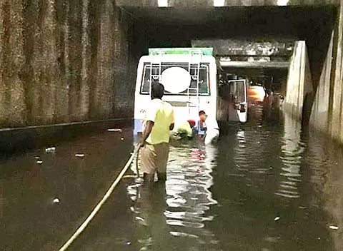 விழுப்புரம் மாவட்டத்தில்நள்ளிரவில் இடி- மின்னலுடன் பலத்த மழைசுரங்கப்பாதை தண்ணீரில் சிக்கிய வேனை கயிறு கட்டி இழுத்து மீட்டனர்