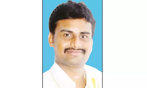 ரெயில்வே மேம்பாலம் அமைக்க தோண்டப்பட்ட குழிக்குள் மோட்டார் சைக்கிள் பாய்ந்து என்ஜினீயர் சாவு