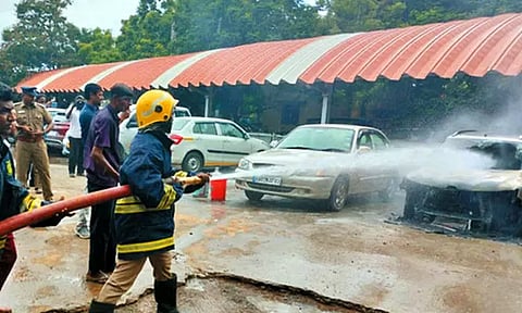 சென்னை சென்டிரல் ரெயில் நிலையத்தில் கார் தீ பிடித்து எரிந்தது
