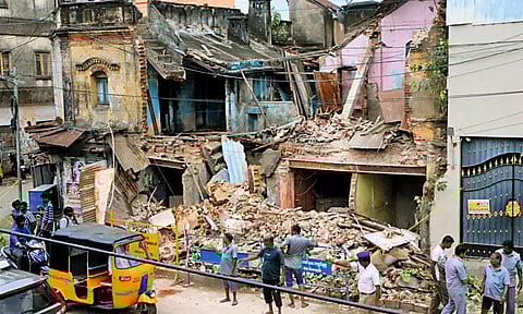 சென்னையில் பெய்த கனமழையால் 100 ஆண்டுகள் பழமையான கட்டிடம் இடிந்து விழுந்தது - உயிர் சேதம் இல்லை