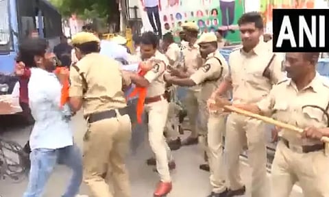 காங்கிரஸ் தேர்தல் அறிக்கை எதிரொலி; கட்சி அலுவலகம் முன் பஜ்ரங் தள தொண்டர்கள் ஆர்ப்பாட்டம், போலீசாருடன் தள்ளுமுள்ளு