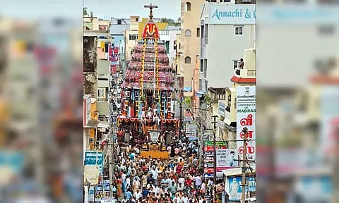 திருவள்ளூரில் வீரராகவ பெருமாள் கோவில் தேரோட்டம் - திரளான பக்தர்கள் வடம் பிடித்து இழுத்தனர்