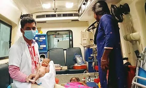 ஓடும் ஆம்புலன்சில் பெண்ணுக்கு பிரசவம்