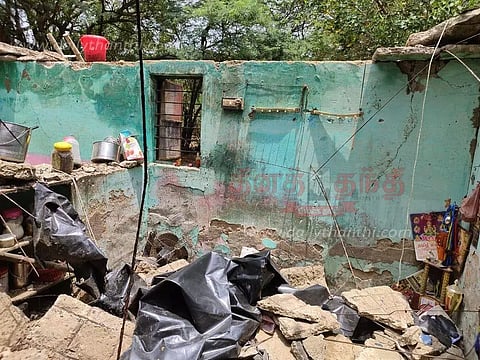 தொகுப்பு வீட்டின் மேற்கூரை இடிந்து விழுந்தது