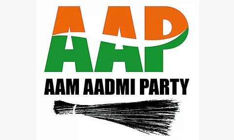 ஆம் ஆத்மி கட்சியின் சின்னம்: துடைப்பத்தை மறைக்க முடியாமல் திணறும் தேர்தல் அதிகாரிகள்