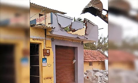 திருநின்றவூர் முதல் தாமரைப்பாக்கம் கூட்டு சாலை வரை 4 வழி சாலை அமைக்க ஆக்கிரமிப்புகள் அகற்றம்