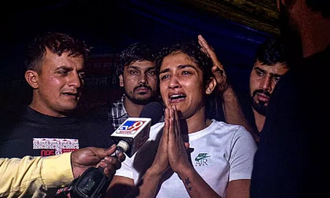 குடிபோதையில் போலீசார் தாக்குதல்; பதக்கங்களை திருப்பி எடுத்து கொள்ளுங்கள்: மல்யுத்த வீரர், வீராங்கனைகள் கண்ணீர் பேட்டி