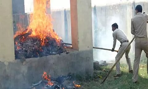 பெண் உடலை தகன மேடையில் இருந்து வெளியே இழுத்து 5 பேர் பாலியல் வன்கொடுமை...!! உண்மை என்ன..?