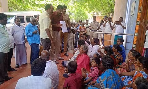 ஆக்கிரமிப்புகளை அகற்றி புதிய சாலை அமைக்க கோரி ஒன்றிய அலுவலகத்தை கிராம மக்கள் முற்றுகை திருவெண்ணெய்நல்லூரில் பரபரப்பு