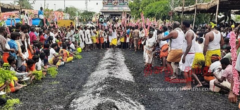 ஒலகடம் சொக்கநாச்சியம்மன் கோவிலில் குண்டம் விழா- திரளான பக்தர்கள் தீ மிதித்தனர்