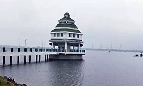 பூண்டி ஏரியில் கால்வாய் சீரமைப்பு பணிகள் நடைபெறுவதால் கண்ணன்கோட்டை ஏரிக்கு கிருஷ்ணா நீர் திருப்பி விடப்பட்டது