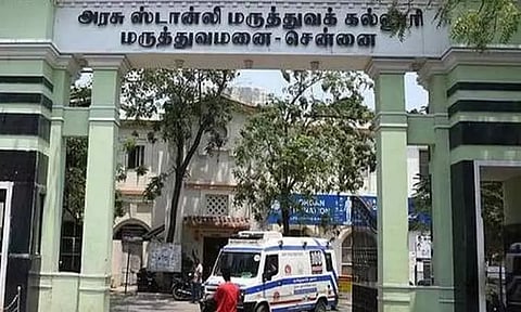 சென்னை ஸ்டான்லி ஆஸ்பத்திரி வளாகத்தில் சக மாணவர்கள் தாக்கியதில் மருத்துவ மாணவர் காயம்