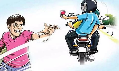 தியாகராயநகரில் பெயிண்டரை கத்தியால் வெட்டி செல்போன் பறிப்பு