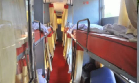 ஓடும் சொகுசு பஸ்சில் இளம்பெண்ணுக்கு பாலியல் தொல்லை;வாலிபருக்கு வலை வீச்சு