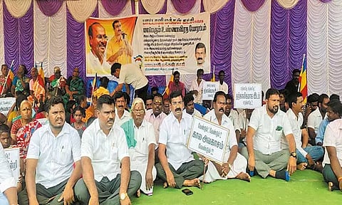 ரெயில்வே துறைக்கு சொந்தமான இடத்தில் உள்ள தனியார் ஆக்கிரமிப்புகளை அகற்ற நோட்டீஸ்; ஆக்கிரமிப்பாளர்கள் உண்ணாவிரத போராட்டம்