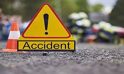 திருத்தணி அருகே மோட்டார் சைக்கிள்கள் நேருக்கு நேர் மோதிய விபத்தில் 5 பேர் படுகாயம்