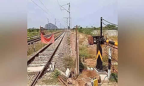 மீஞ்சூரில் ரெயில்வே கேட் மீது லாரி மோதல்