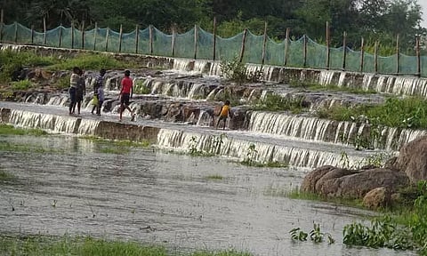 மூங்கில்துறைப்பட்டு பகுதியில் மழை: கடுவனூர் ஏரி நிரம்பியது