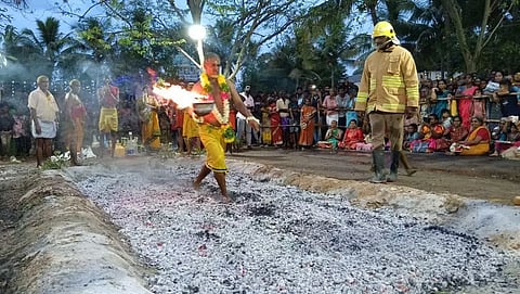 சக்கம்பட்டி முத்துமாரியம்மன் கோவில் திருவிழா; பூக்குழி இறங்கி பக்தர்கள் நேர்த்திக்கடன்