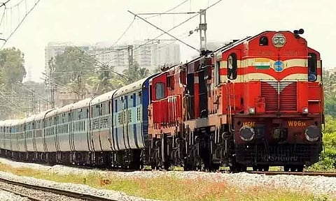 ரெயிலில் செல்லப்பிராணிகளை கொண்டு செல்லும் திட்டம் - ரெயில்வே அமைச்சகம் ஆலோசனை