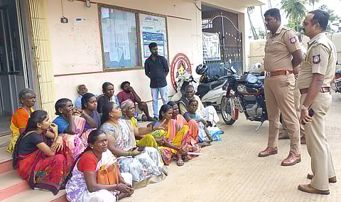 நல்லம்பள்ளிவட்டார வளர்ச்சி அலுவலகத்தில் கிராம மக்கள் தர்ணாஅதிகாரிகள் பேச்சுவார்த்தை