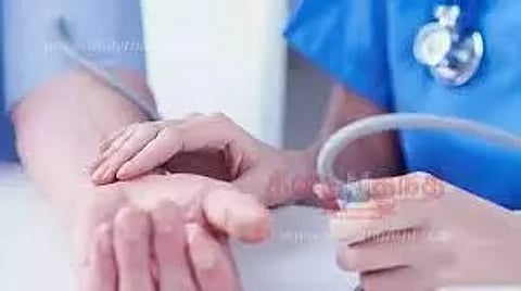 சுற்றுலா வேன் கவிழ்ந்து 15 பேர் படுகாயம்