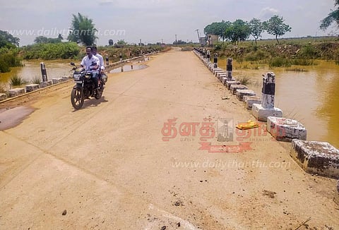 தரைப்பாலத்துக்கு பக்கவாட்டு தடுப்புக்கம்பிகள் வேண்டும்