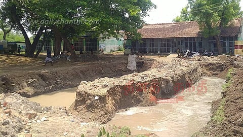 கட்டிட பணிக்காக தோண்டப்பட்ட பள்ளத்தை மூட வேண்டும்
