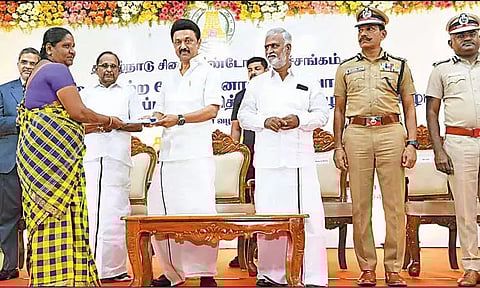 சுயதொழில் தொடங்க 660 முன்னாள் கைதிகளுக்கு ரூ.3¼ கோடி நிதி உதவி; முதல்-அமைச்சர் வழங்கினார்