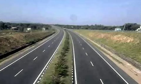 மப்பேடு முதல் பண்ணூர் வரை 4 வழிச்சாலை அமைக்கும் பணிகளை அதிகாரிகள் ஆய்வு