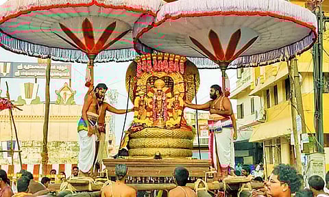 ஸ்ரீபெரும்புதூரில் ஆதிகேசவ பெருமாள் கோவில் பிரமோற்சவம் - கொடியேற்றத்துடன் தொடக்கம்