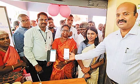 தமிழகத்தில் முதல் முறையாக காஞ்சீபுரத்தில் ரேஷன் கடைகளில் 'கியூ ஆர் கோடு' மூலம் பணப்பரிவர்த்தனை