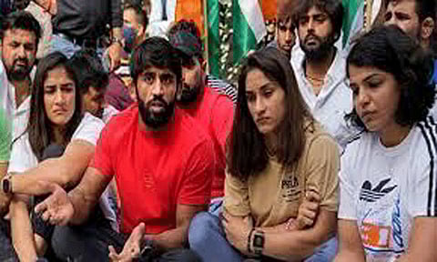 மல்யுத்த வீரர்களின் போராட்டத்திற்கு விவசாயிகள் ஆதரவு- ஆயிரக்கணக்கானோர் டெல்லியை அடைகின்றனர்