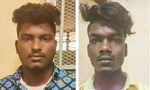 மோட்டார் சைக்கிள் திருடிய 2 வாலிபர்கள் கைது