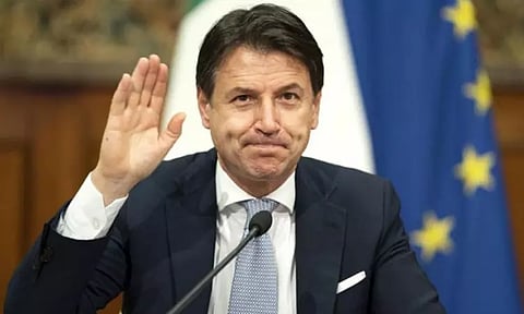 இத்தாலியில் தேர்தல் பிரசாரத்தின்போது முன்னாள் பிரதமர் மீது தாக்குதல்