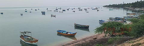 மீன் பிடிக்க செல்லாமல் நிறுத்தப்பட்ட படகுகள்