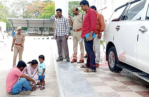 தர்மபுரி போலீஸ் சூப்பிரண்டு அலுவலகத்தில்வரதட்சணை கேட்டு தாக்கியவர்கள் மீது நடவடிக்கை கோரி தம்பதி தர்ணா