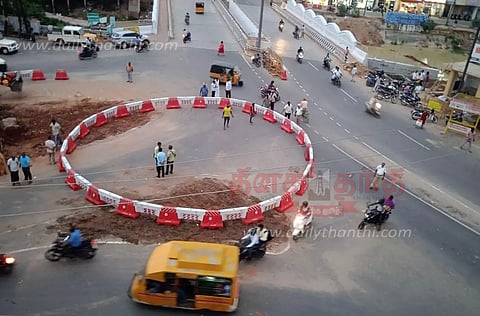 புதுஆற்றுப்பாலம் பகுதியில் தற்காலிக ரவுண்டானா